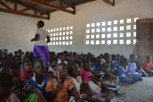 Een indruk van een klas in Malawi, 140 leerlingen zittend op de grond.