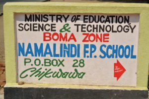 Het nieuwe bord van de Namalindi primary school in Kasinthula